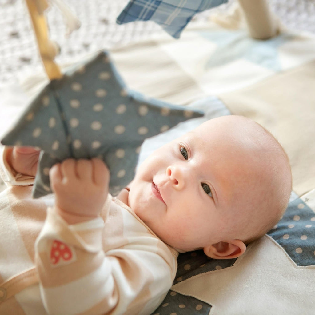 Babyleksaker Babygym KARLOOVA blå – En harmonisk plats för lek och upptäckt (80 x 80 cm)