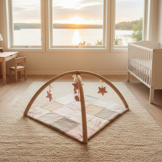 Babyleksaker Babygym KARLOOVA – En mjuk och inspirerande lekplats för din baby (80 x 80 cm)