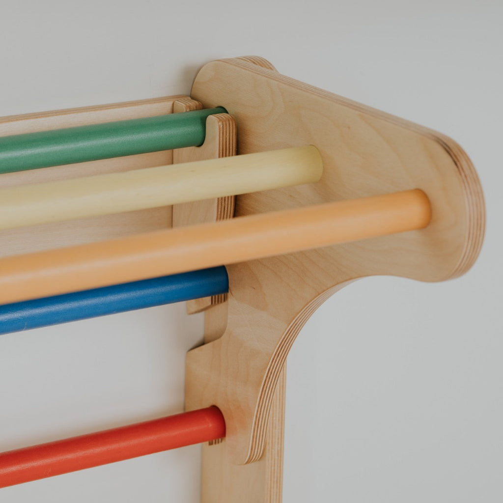 Ribbstol Klättertriangel PIKLER – Multifunktionell ribbstol i trä