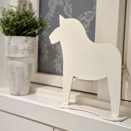 Dekorationer Dekoration i plåt DALAHÄSTEN – En tidlös symbol för svensk hantverkstradition