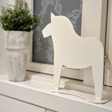 Dekorationer Dekoration i plåt DALAHÄSTEN – En tidlös symbol för svensk hantverkstradition