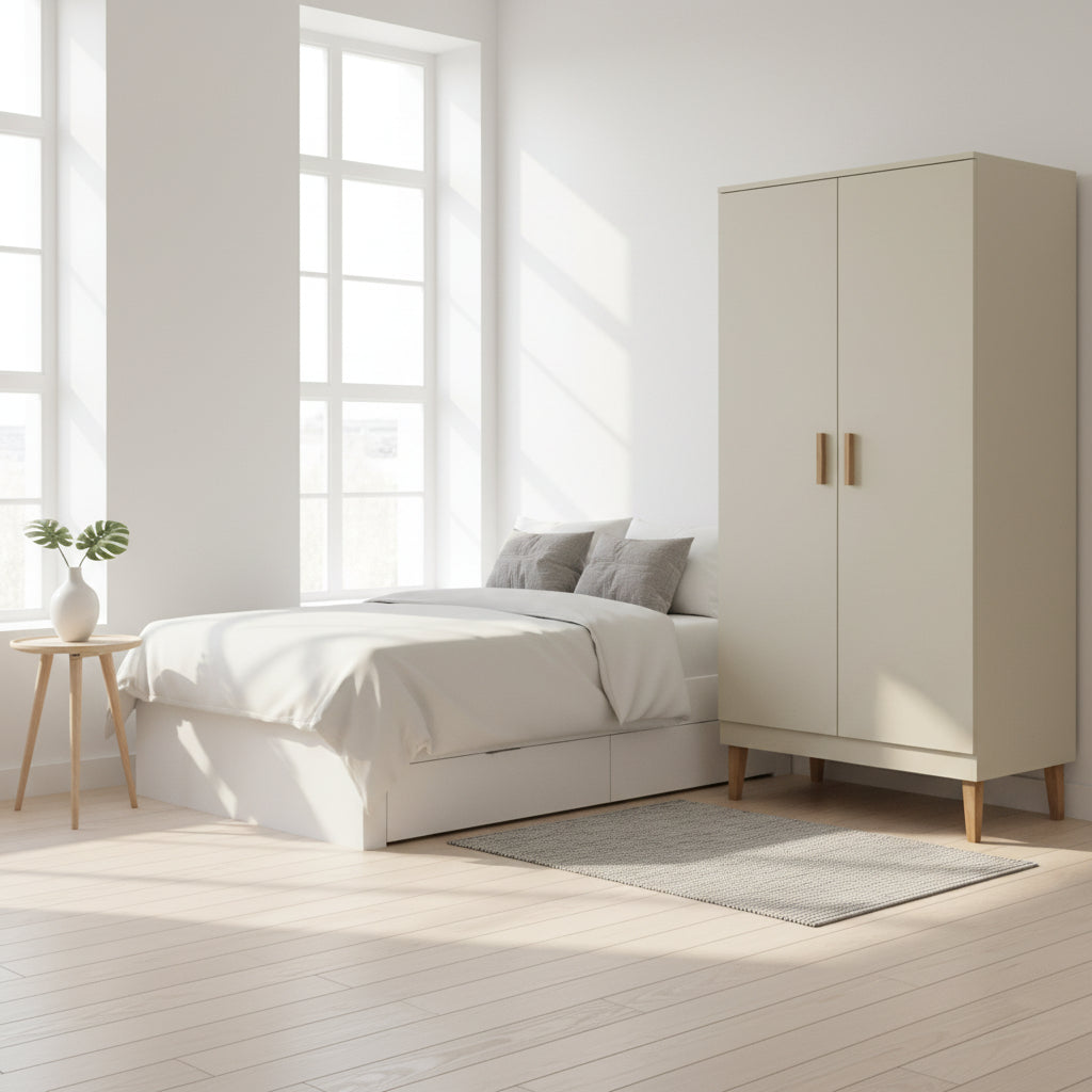 Garderob Garderob KUBI beige – Skandinavisk design med ben i massiv ek (100 x 184 cm)