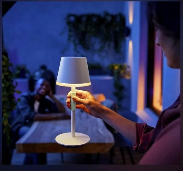 PHILIPS HUE - Bordslampa olika färger