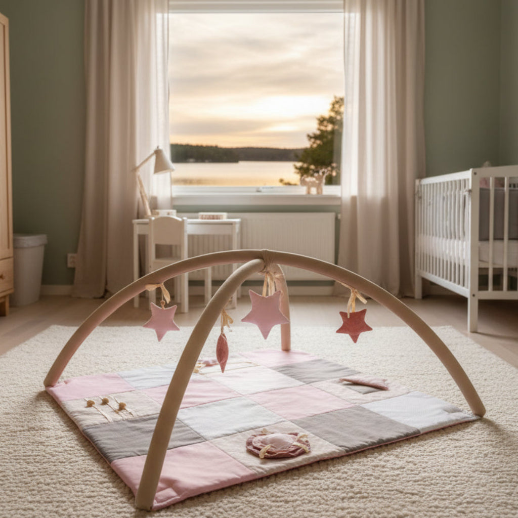 Babyleksaker Babygym KARLOOVA – En harmonisk lekplats för sensorisk upptäckt (100 x 100 cm)