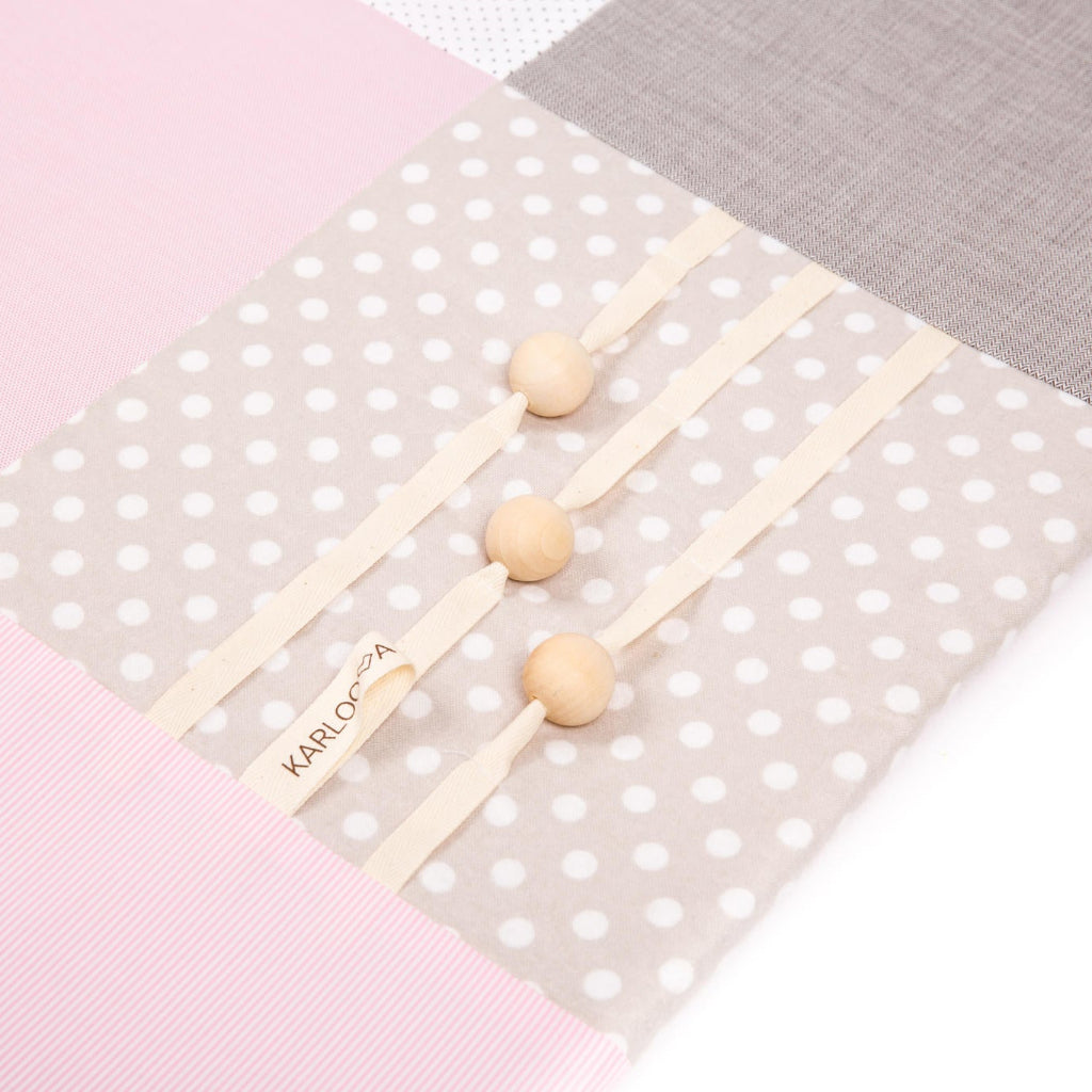 Babyleksaker Babygym KARLOOVA – En harmonisk lekplats för sensorisk upptäckt (100 x 100 cm)