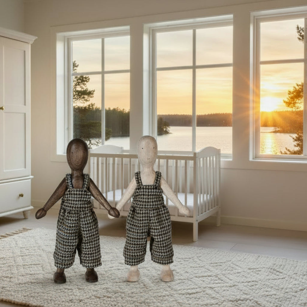 Leksaker Docka i trä KOMPIS – En klassisk lekkompis i naturmaterial