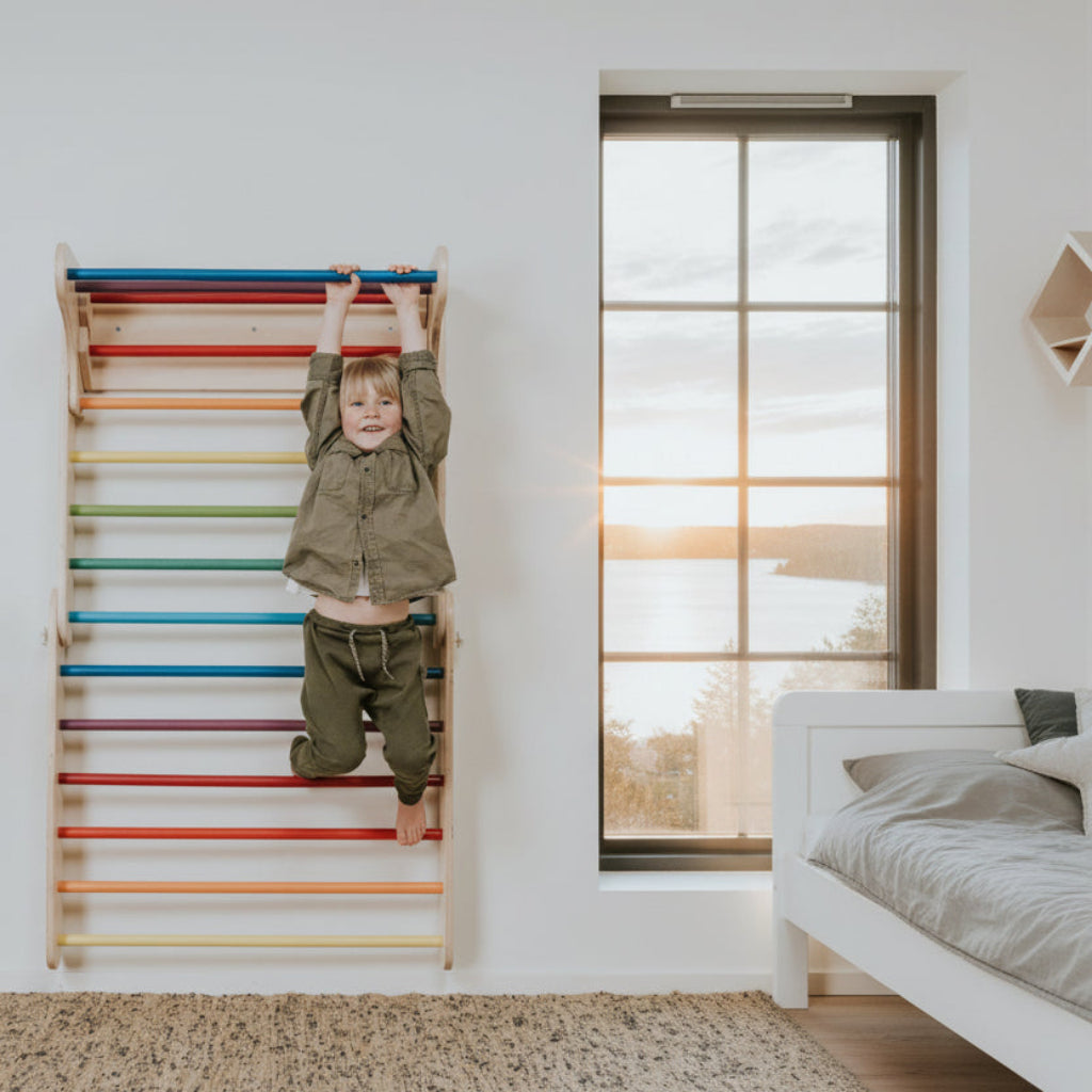 Ribbstol Klättertriangel PIKLER – Multifunktionell ribbstol i trä