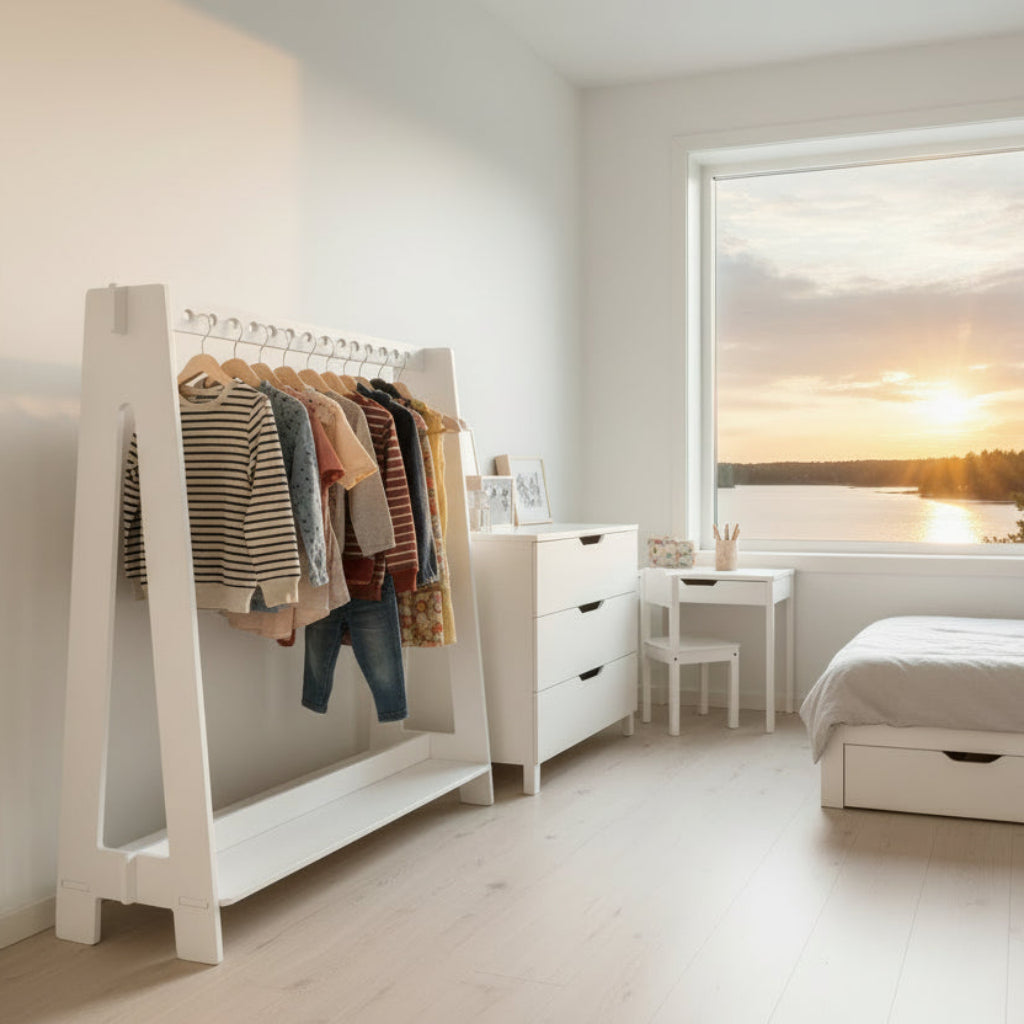 Klädhängare Klädställning RACK – Stilren klädhängare i ek och vitt för barnrummet
