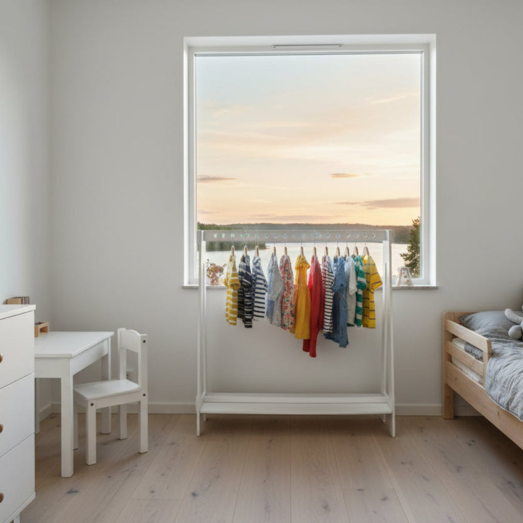 Klädhängare Klädställning RACK – Stilren klädhängare i ek och vitt för barnrummet