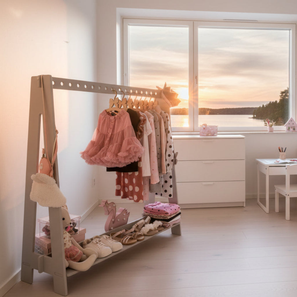 Klädhängare Klädställning RACK – Stilren klädhängare i ek och vitt för barnrummet
