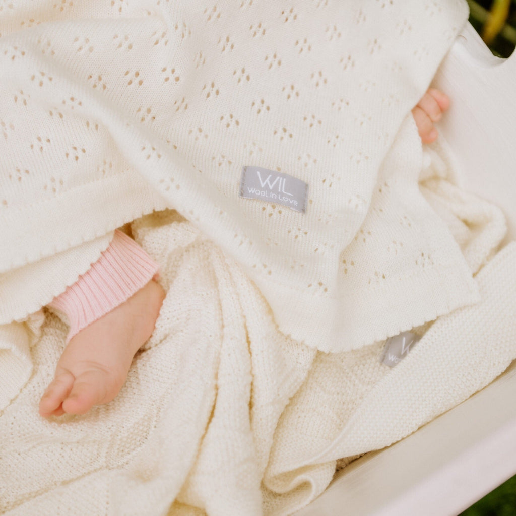 Presentset Presentset LOVE – Exklusivt set med babyfilt och mössa i merinoull (Flera varianter)
