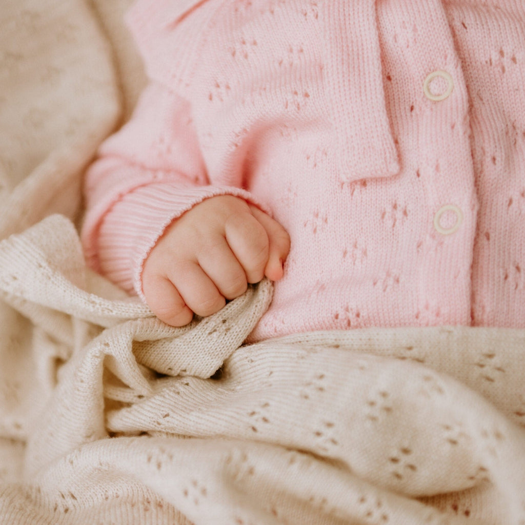 Presentset Presentset LOVE – Exklusivt set med babyfilt och mössa i merinoull (Flera varianter)