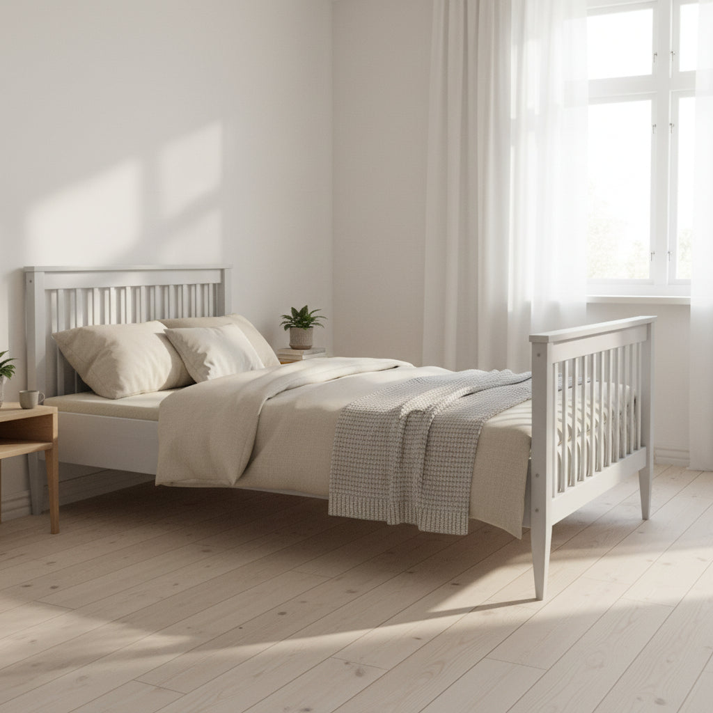 Säng Barnsäng EMIL – Klassisk och robust säng i massivt trä (Flera varianter)