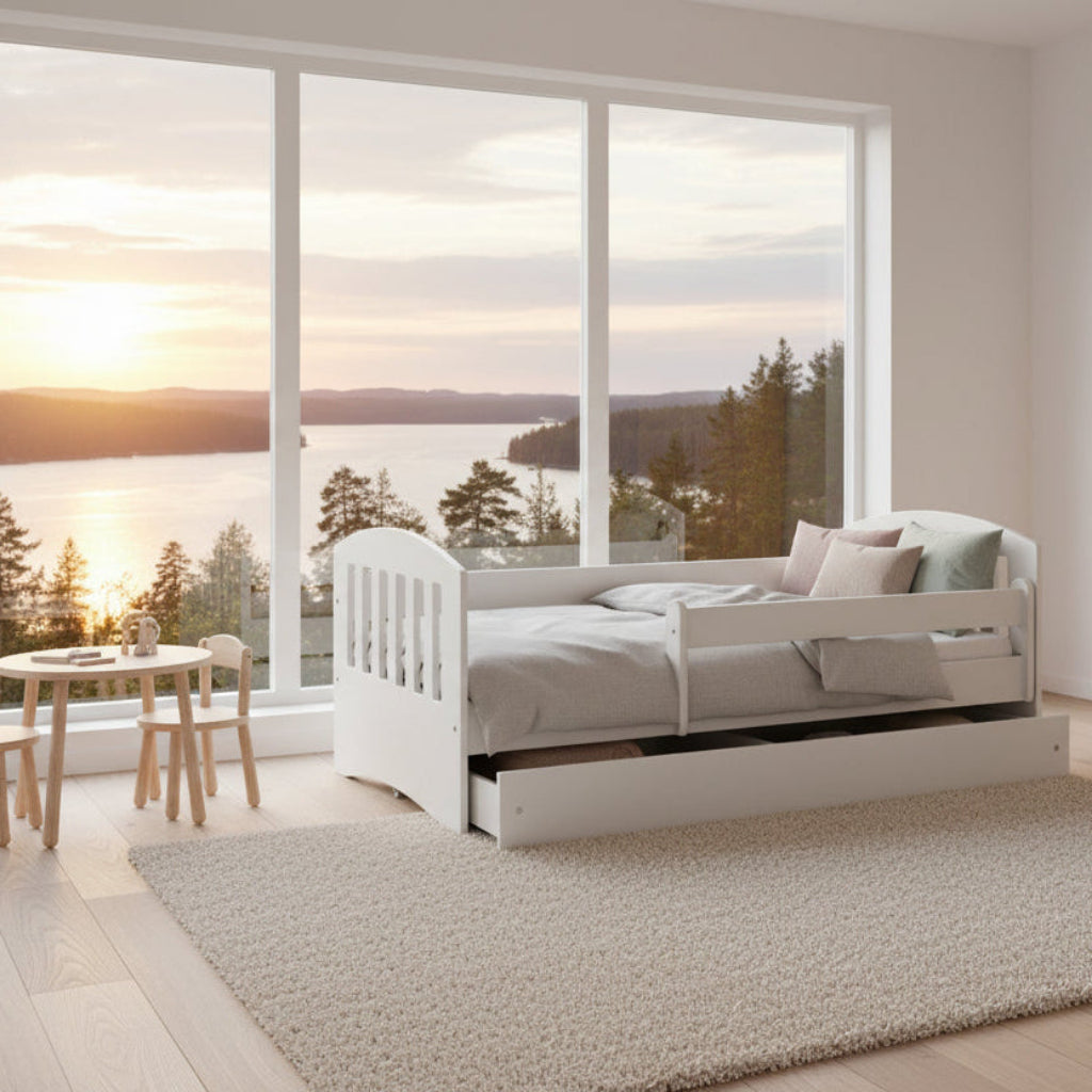 Säng Barnsäng KLASSISK – Tidstypisk träsäng i hållbar furu (Flera varianter)