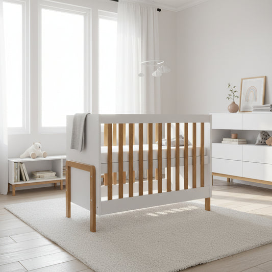 Spjälsäng Spjälsäng VIKTOR – Modern och trygg sovplats i vit finish och ek