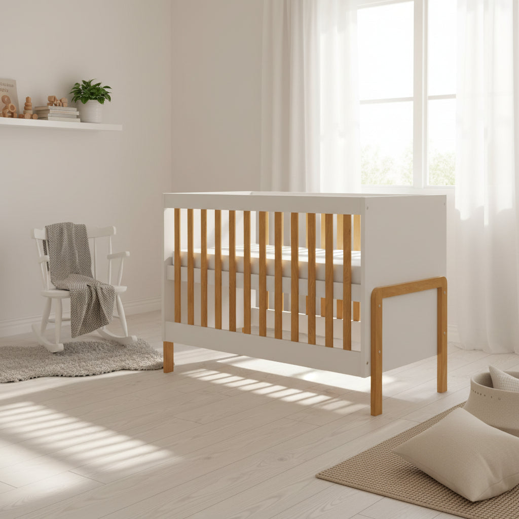 Spjälsäng Spjälsäng VIKTOR – Modern och trygg sovplats i vit finish och ek