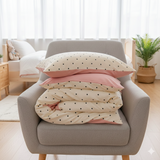 Bäddset Bäddset FRIDA – Klassiska rosa prickar för en lekfull bäddning (150x200cm)